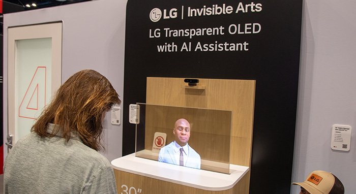 LGブースに展示された、AIアシスタントを搭載した30インチの透明 有機ELディスプレイ
