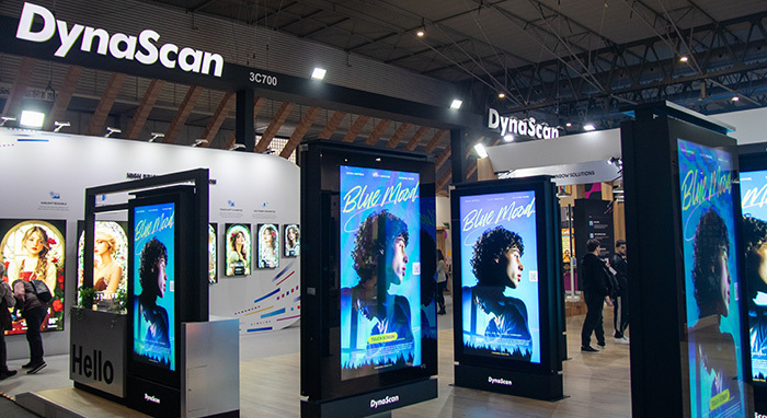 ISE 2025でのDynaScanブースで並ぶデジタルサイネージ