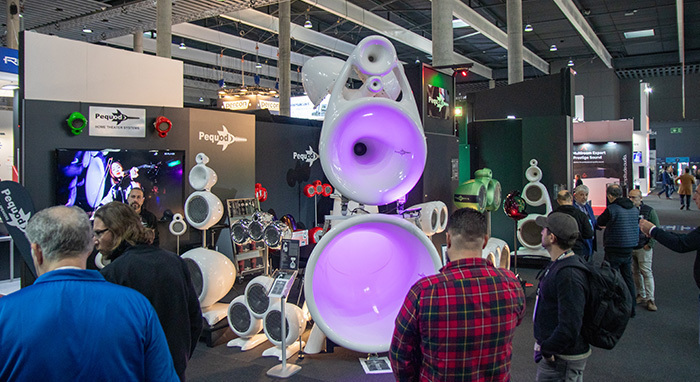 ISE 2025でのPequodブースに並ぶスピーカー