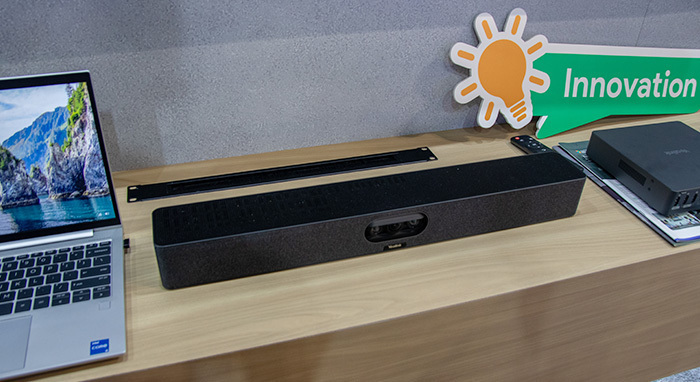 InfoComm 2025でのYealinkブースで展示された「MeetingBar A50」