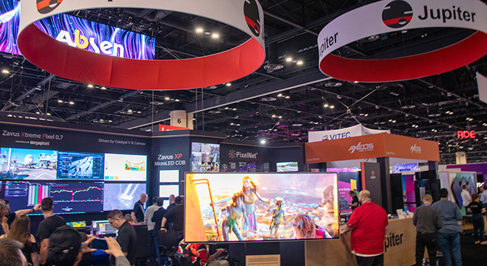 InfoComm 2025でのJupiterブースで展示された21:9対応製品